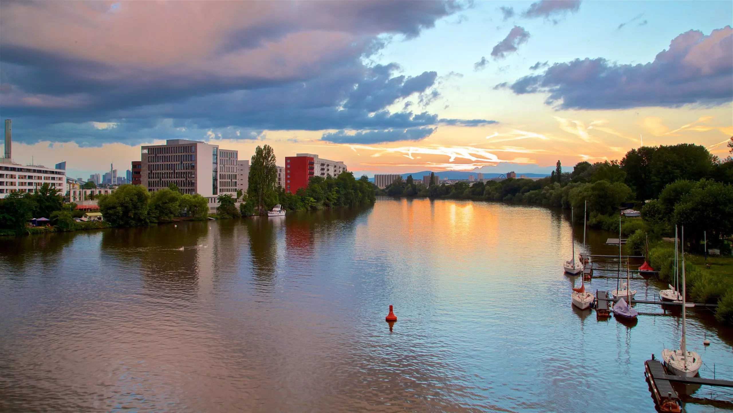 Vue du Main à Offenbach am Main au coucher du soleil