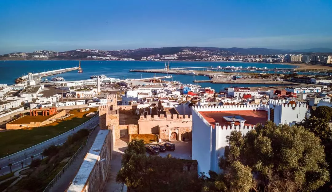 Vue de Tanger en bord de mer