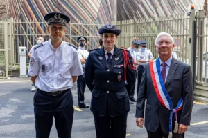 Trois acteurs dans leurs uniformes respectifs ; au service de Puteaux