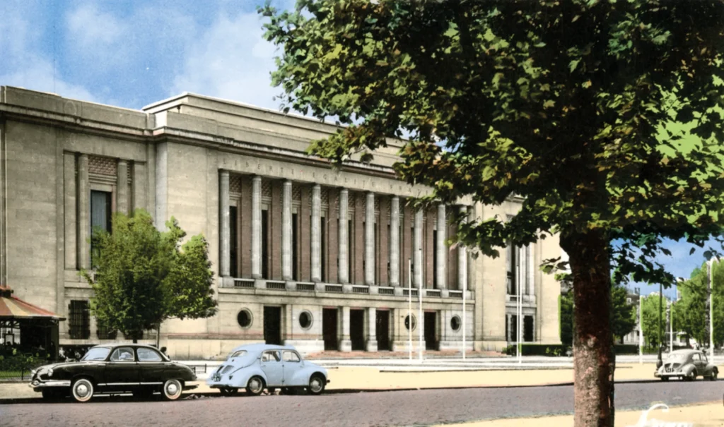Hotel de ville - Vue façade coté esplanade avec bassins - Années 1950 1960