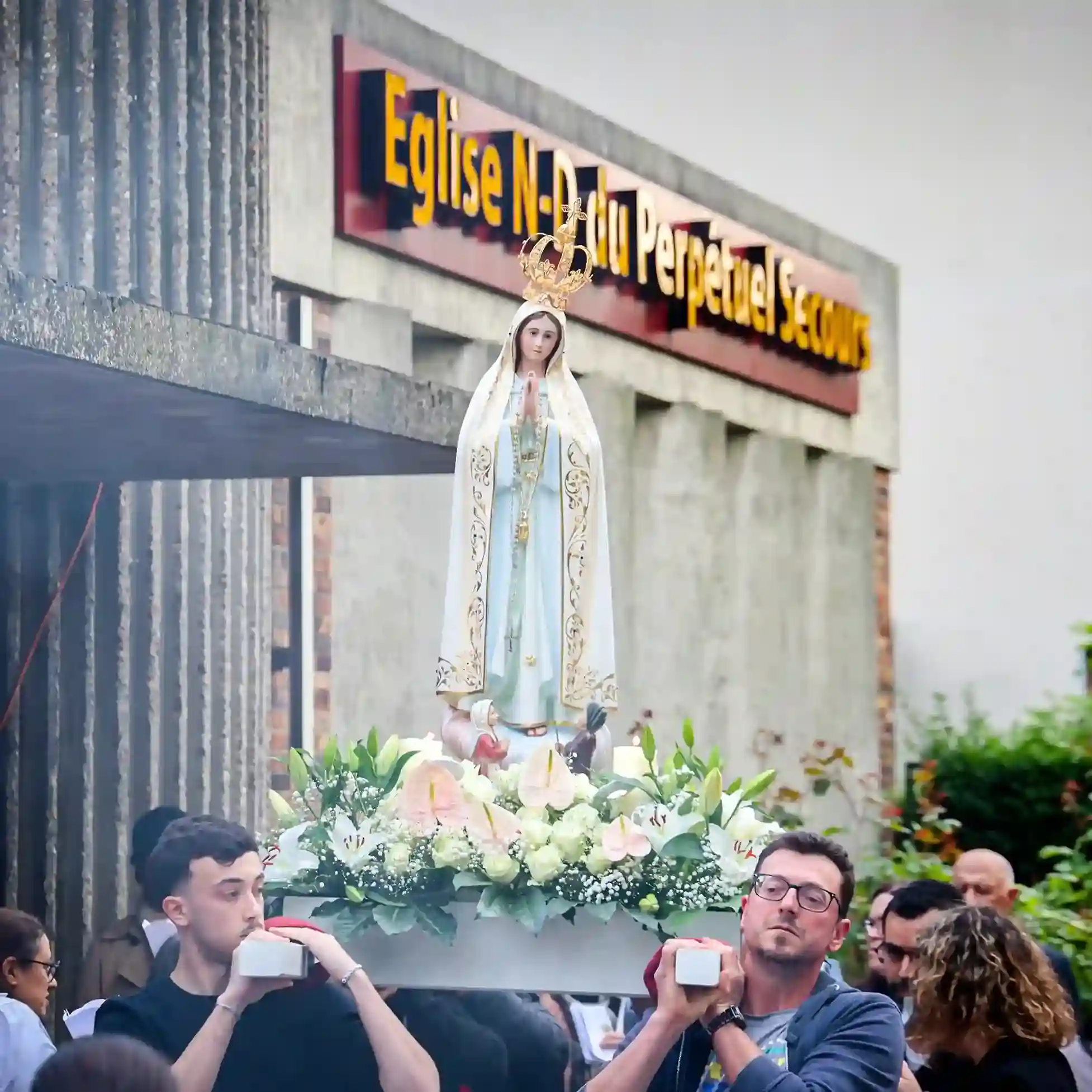 Procession en l’honneur de Notre Dame de Fatima