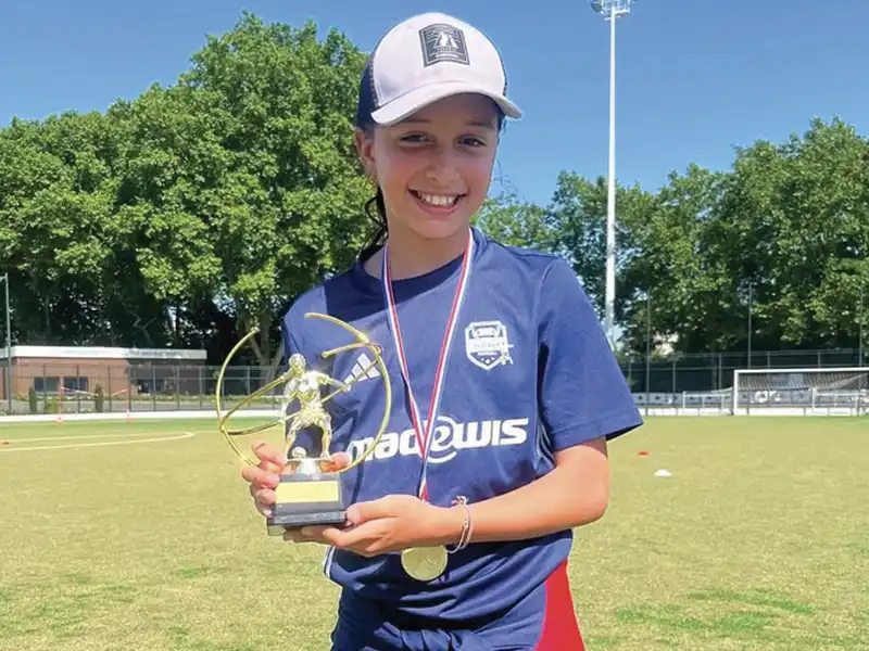 Félicitations à Jade, du CSMP Foot, qui a obtenu le trophée convoité de « Meilleure joueuse du tournoi »