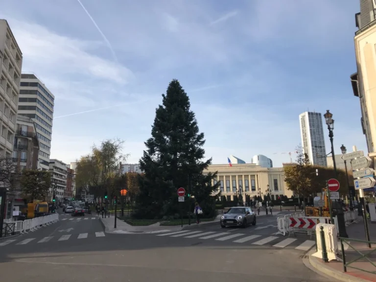 Bannière sapin devant la mairie de Puteaux