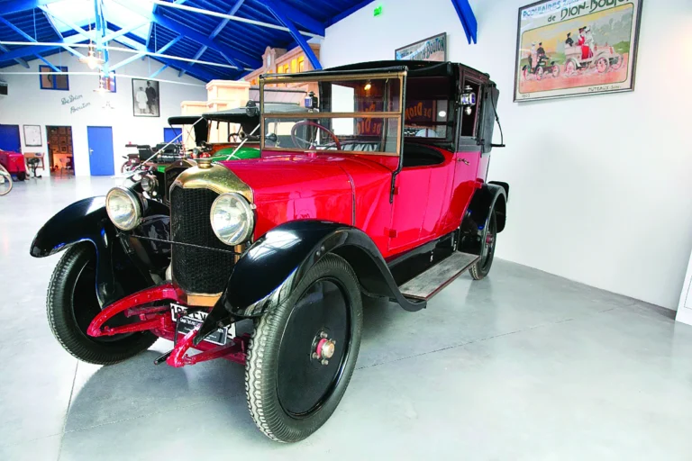 Jean Michel Rodrigues Da Fonte Taxi Landaulet De Dion Bouton a lAtelier Gaston Garino photographie 2013 Phototheque Communication PX 00751